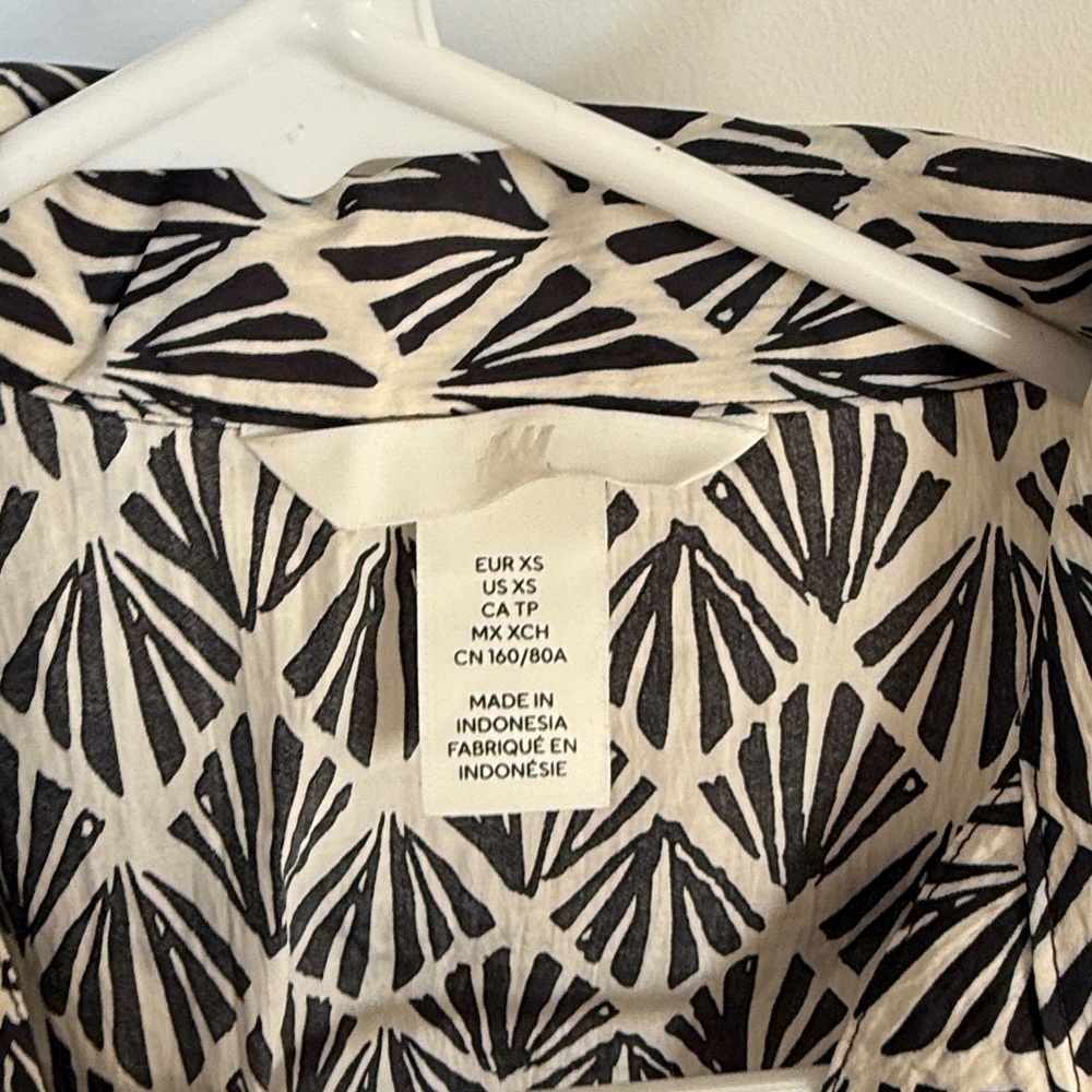 Black and White Geometric Wrap Top - Picture 2 of 4